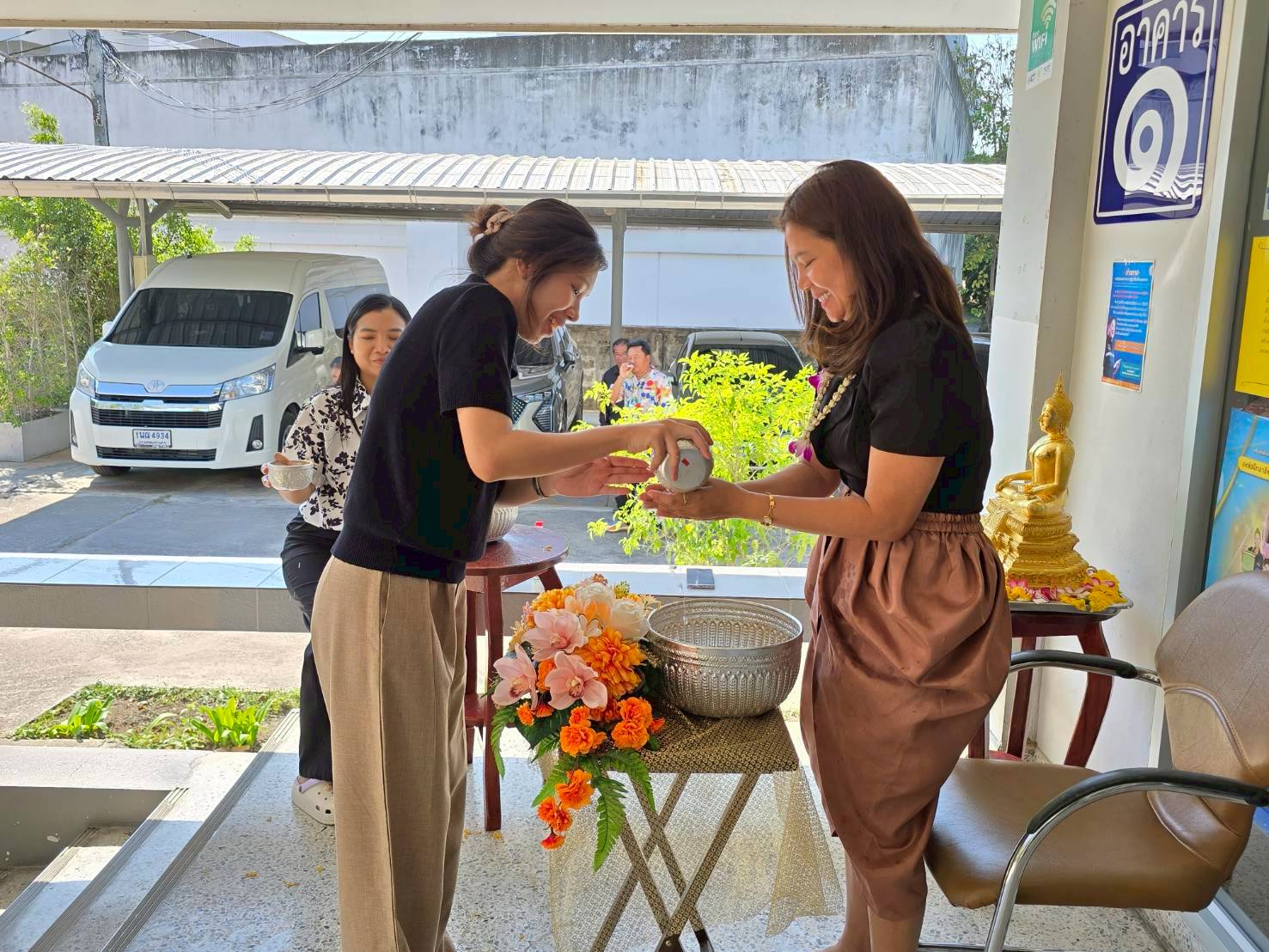 title - สำนักงานการปฏิรูปที่ดินจังหวัดเพชรบุรี ร่วมสืบสานวัฒนธรรม ประเพณีวันสงกรานต์ สรงน้ำพระและ รดน้ำขอพรปฏิรูปที่ดินจังหวัดเพชรบุรี